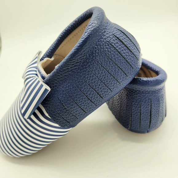 BRAND NEW LITTLE GIRL'S FRINGE BOW MOCCS - Picture 2 of 3